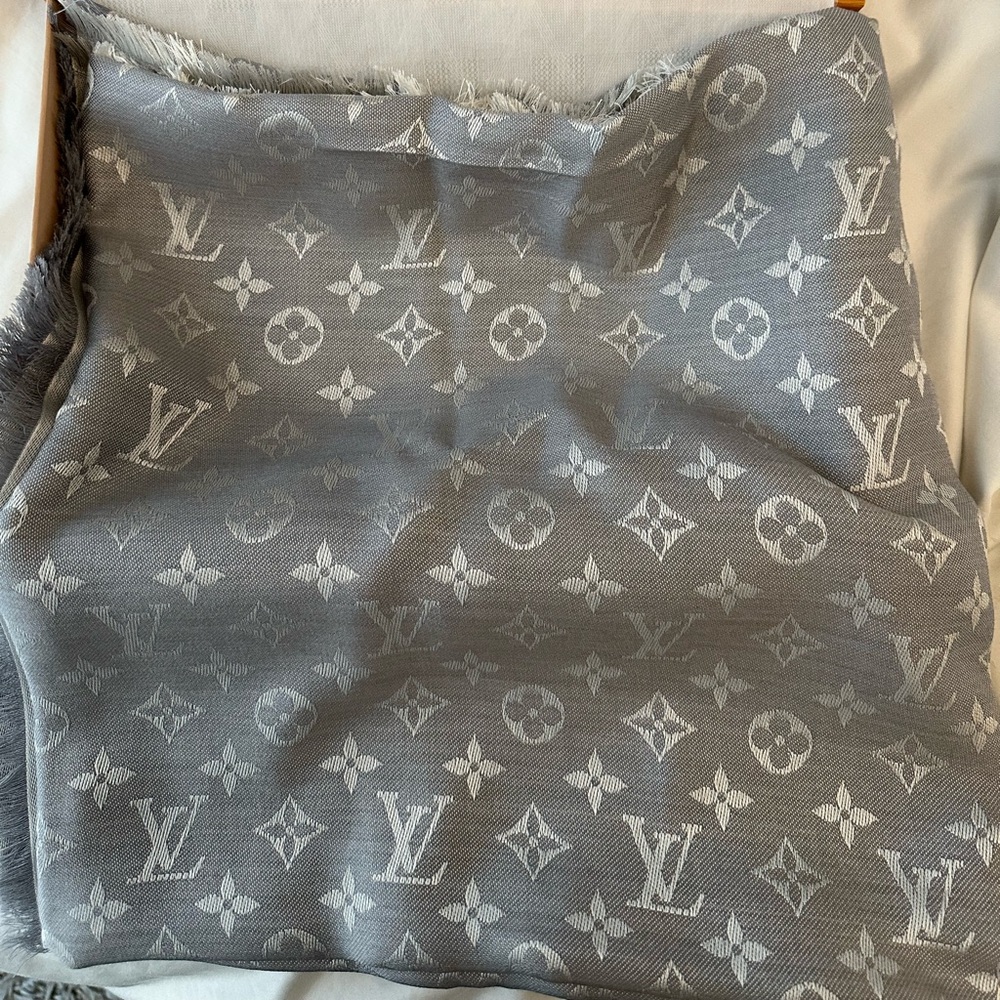 BNIB AUTHENTIC LOUIS VUITTON SHAWL